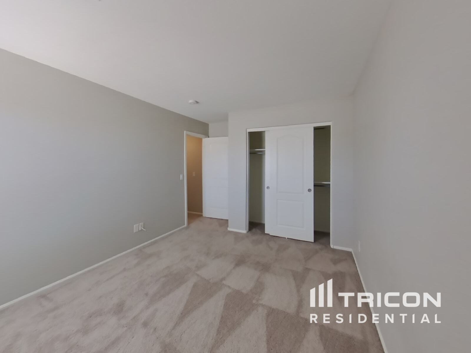 Building Photo - 655 E Lovegrass Dr