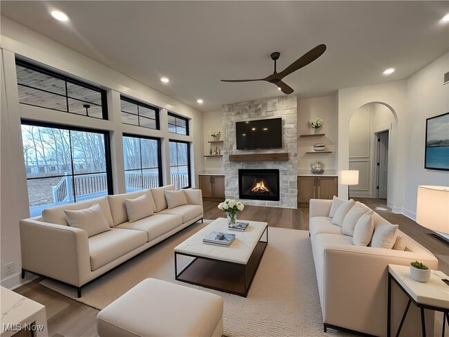 Building Photo - 853 Club Dr W