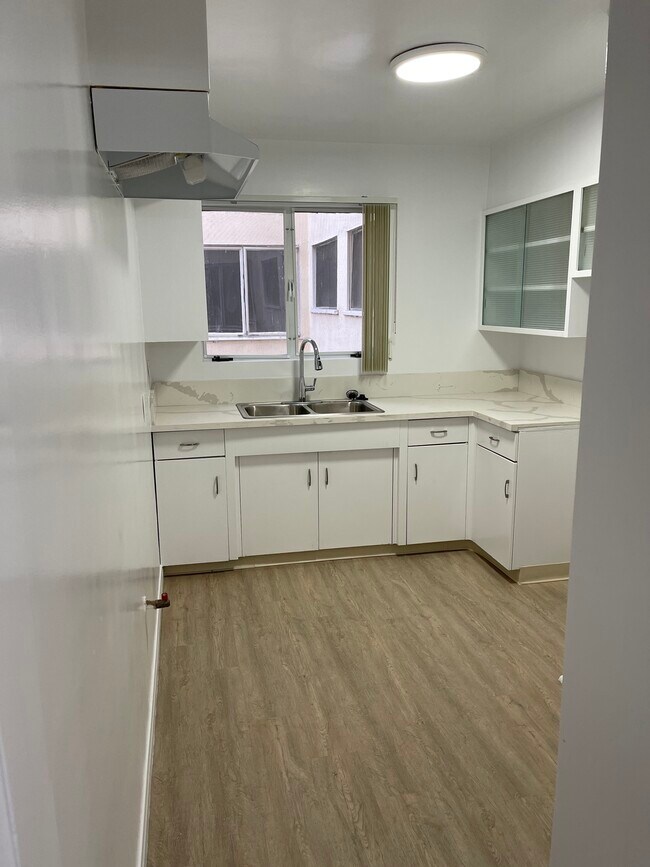 Building Photo - 308 N Rossmore Ave