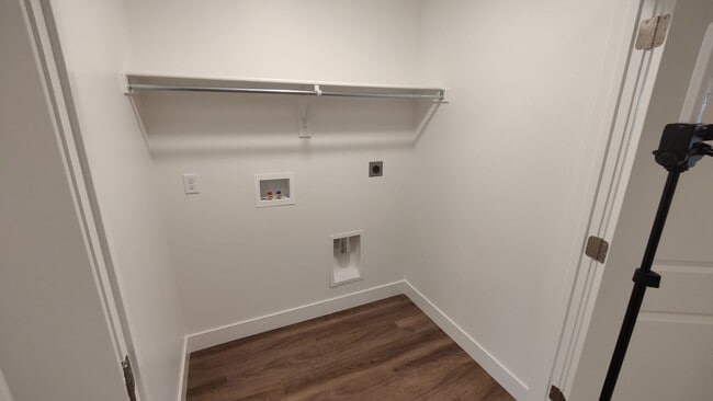 Building Photo - 4 Bed Town Home for Rent in Riverton