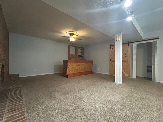 Building Photo - Large 4 bedroom 3 bathroom house in the he...