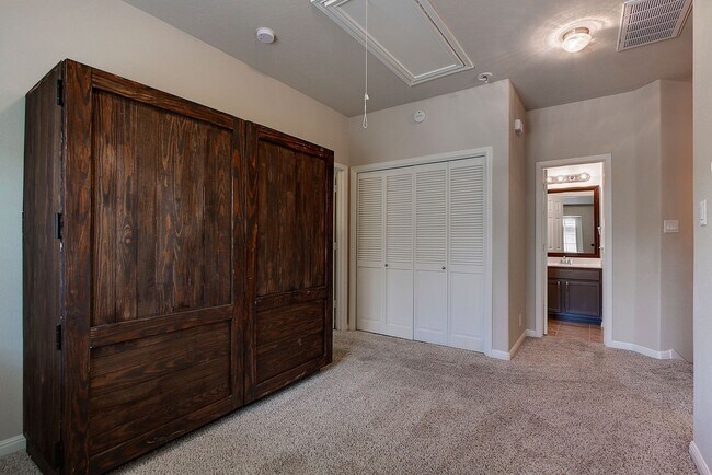 Building Photo - Immaculately Maintained 2/2.5 Townhome In ...