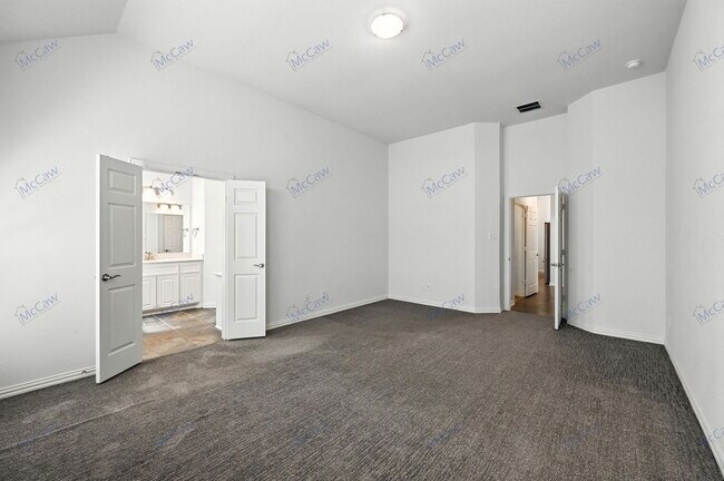 Building Photo - 628 Castle St