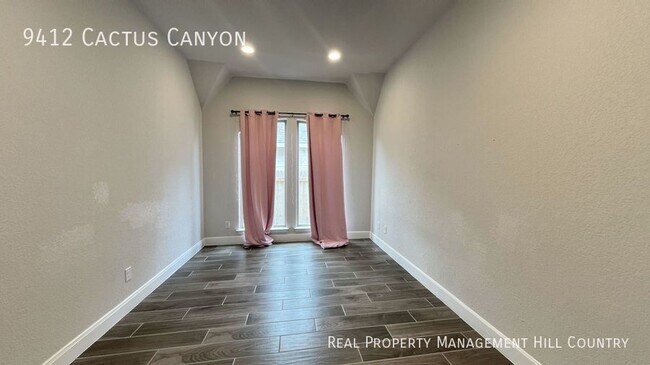 Building Photo - Spacious 4 bedroom with open layout!