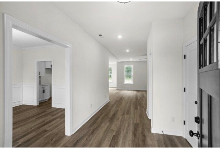 Building Photo - 5021 Salient Dr