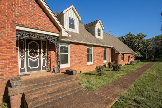 Building Photo - 2425 Mansker Dr