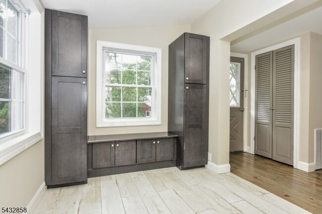 Building Photo - 6 Standish Ln
