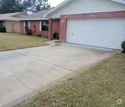 Building Photo - 3 Bedroom 2 Bath Home with a 2 car garage ...