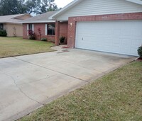 Building Photo - 3 Bedroom 2 Bath Home with a 2 car garage ...