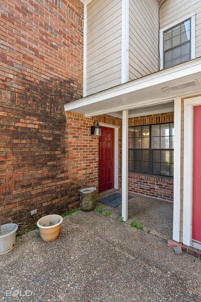 Building Photo - 8 Meadow Creek Dr