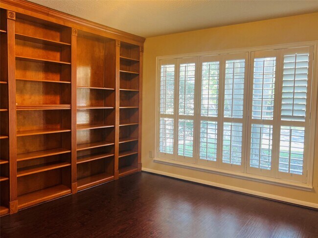 Building Photo - 8815 Crazy Horse Trail