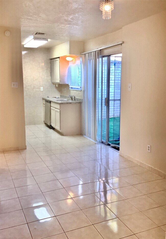 Building Photo - 6310 S Briar Bayou Dr