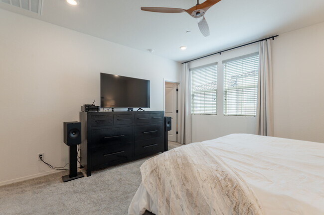 Building Photo - 2629 S Equestrian Dr