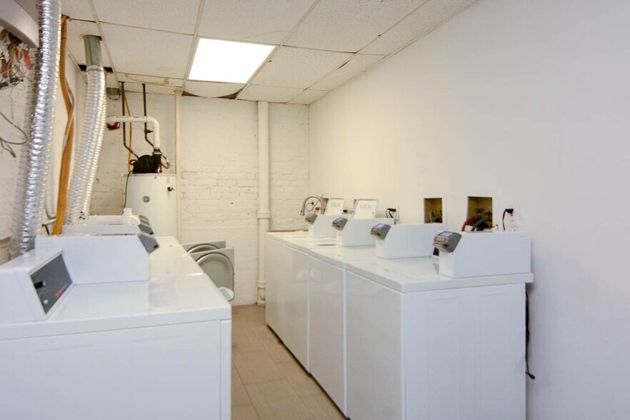 Building Photo - 909 W Dakin St