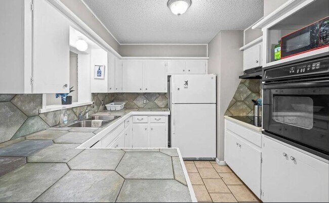 Building Photo - 3/2/1 Great Price Great Location. Available Now!