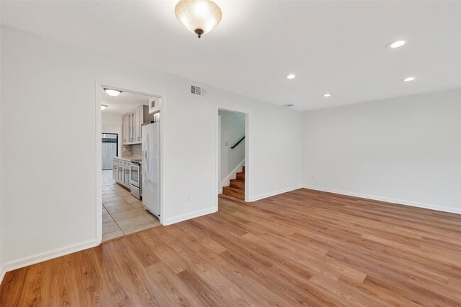 Building Photo - 500 N Post Oak Ln