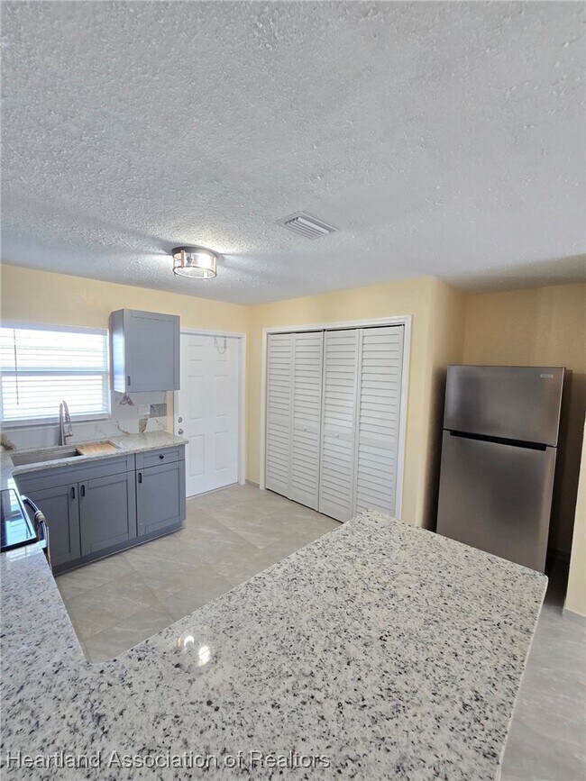 Building Photo - 613 Memorial Dr