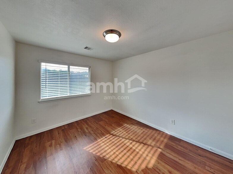 Building Photo - 911 Redcrest Springs Ct