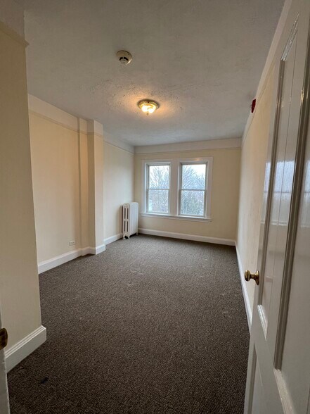 Building Photo - 10 S Eckar St