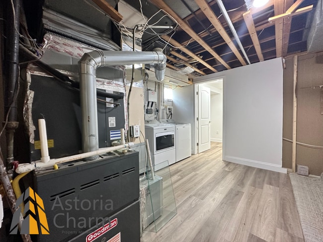 Building Photo - Spacious 4 Bedroom + Den Home with Private...