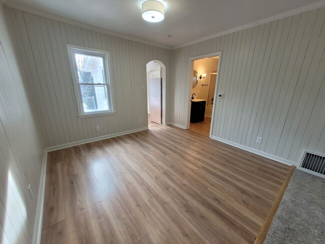Building Photo - 2 Bedroom Rental Home with mudroom and spa...