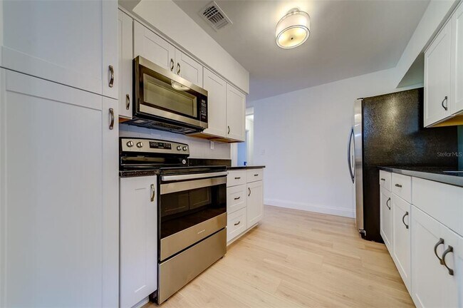 Building Photo - 11424 79th Ave