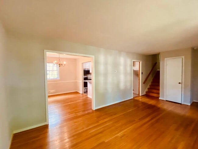 Building Photo - Beautiful and Spacious 4bdrm/2.5bth Tri-Le...