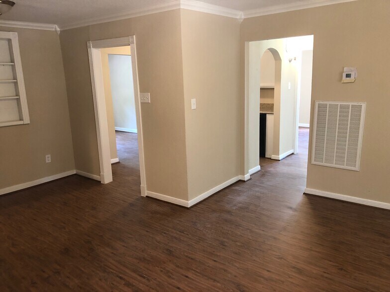 Building Photo - 5235 Kingsbury St