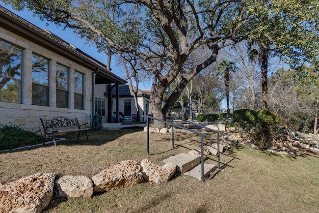 Building Photo - 132 Lakeway Dr