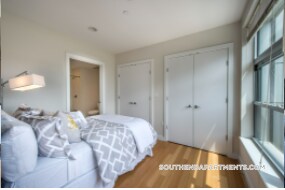 Building Photo - 601 Albany St