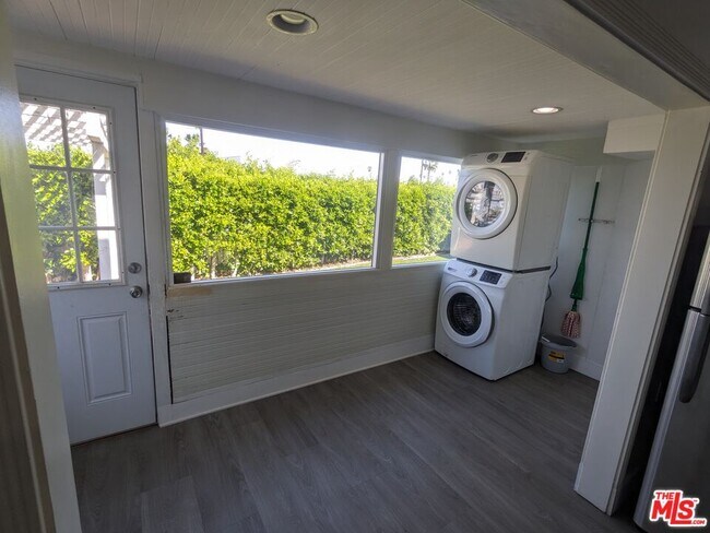 Building Photo - 4547 W 16th Pl