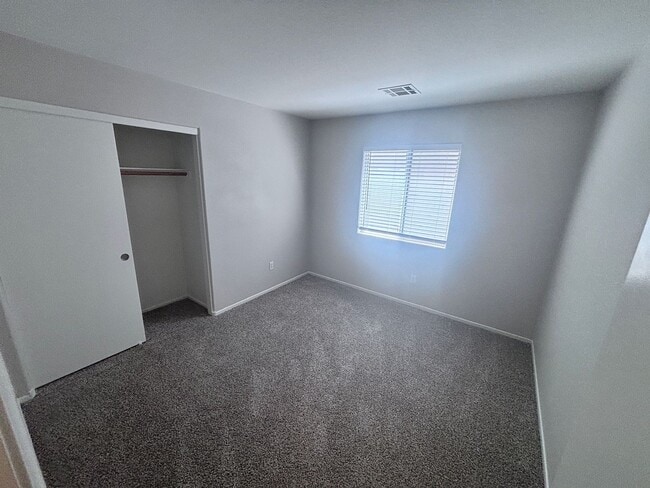Building Photo - GREAT SINGLE STORY WITH 3 BEDS & 2 BATHS IN GATED COMMUNITY!
