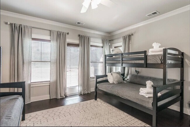 Building Photo - Belmont / Vanderbilt University Condo!!