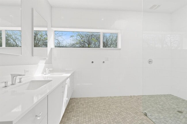 Building Photo - 2418 S 5th St