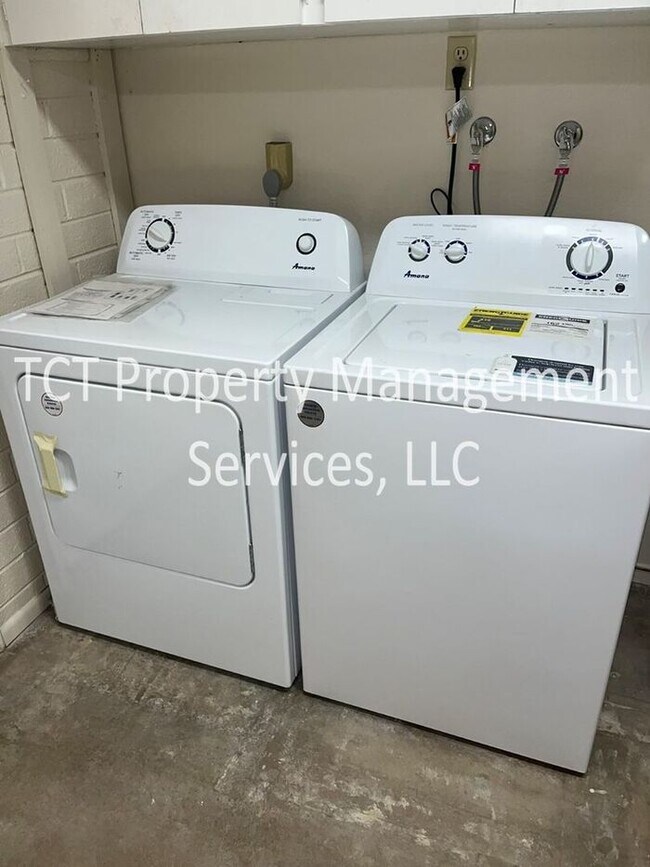 Building Photo - 55+ Community! 2 Bedroom Home