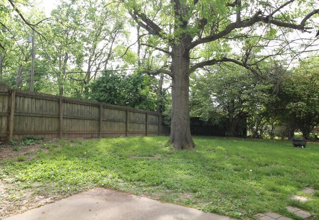 Building Photo - 2015 Garden Springs Dr