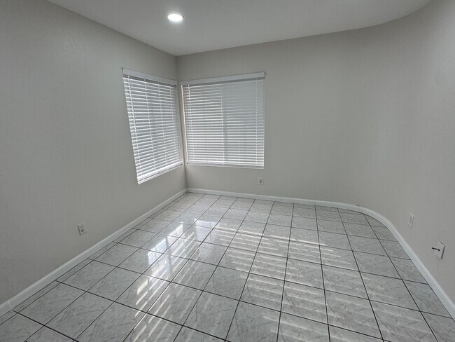 Building Photo - Beautiful 4 Bedroom in Rancho San Diego