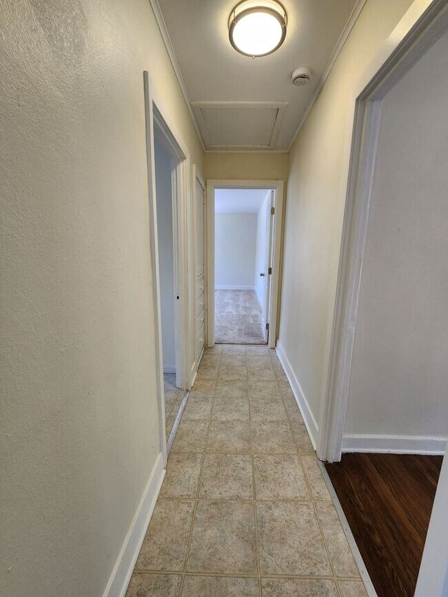 Building Photo - Charming 3 Bedroom / 2 Bathroom Home with ...
