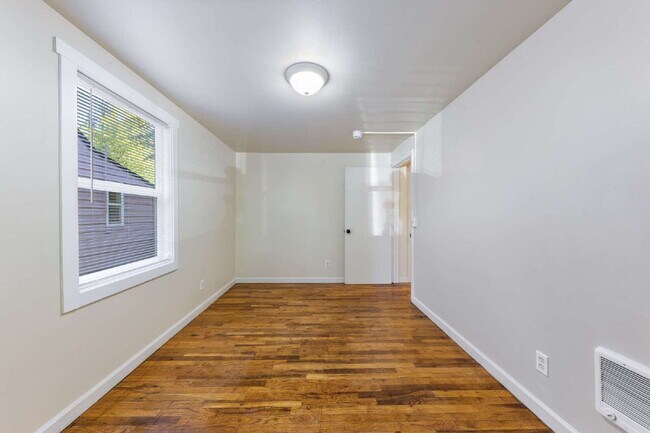 Building Photo - *MOVE IN SPECIAL!* Updated 3 bedroom duplex