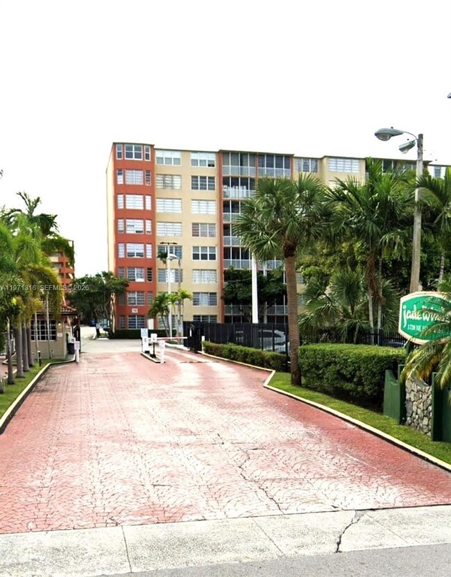 Building Photo - 1770 NE 191st St