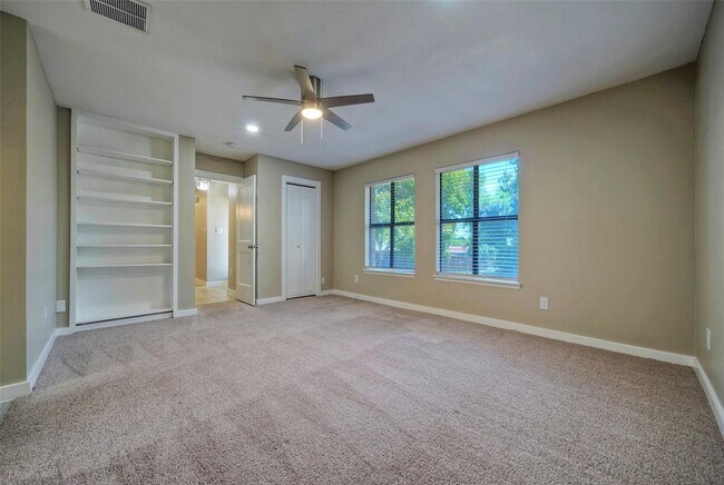 Building Photo - 104 Skyloop Dr