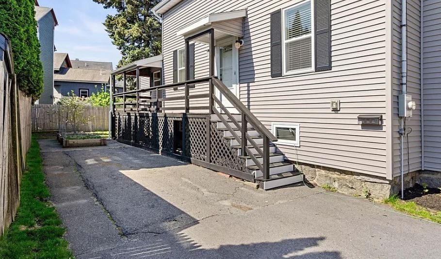 Primary Photo - 20 Planters St