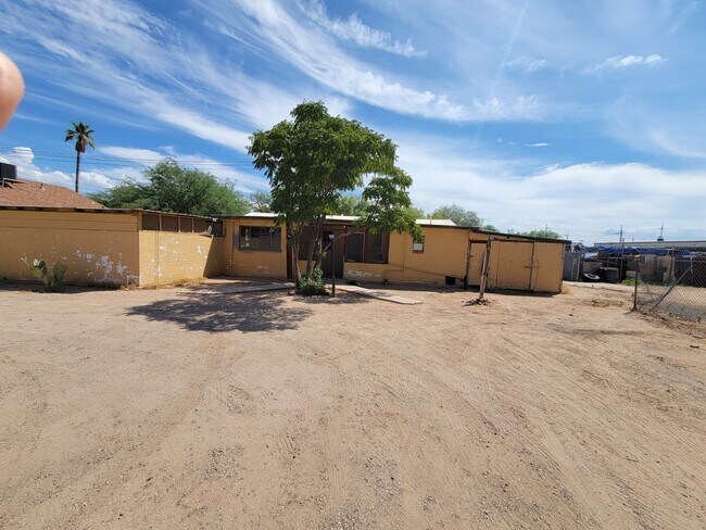 Building Photo - 461 W Thurber Rd