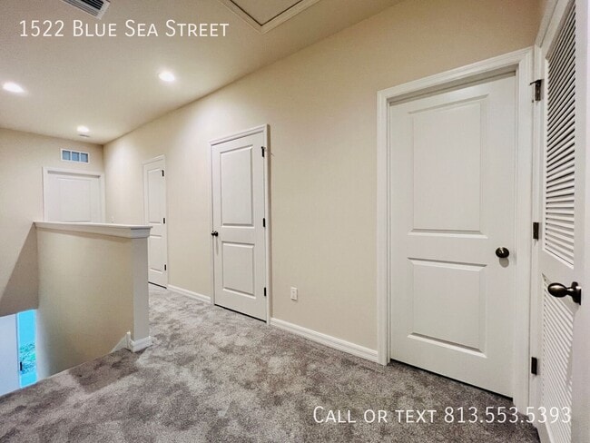 Building Photo - 1522 Blue Sea St