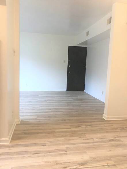 Building Photo - 5712 Phillips Ave