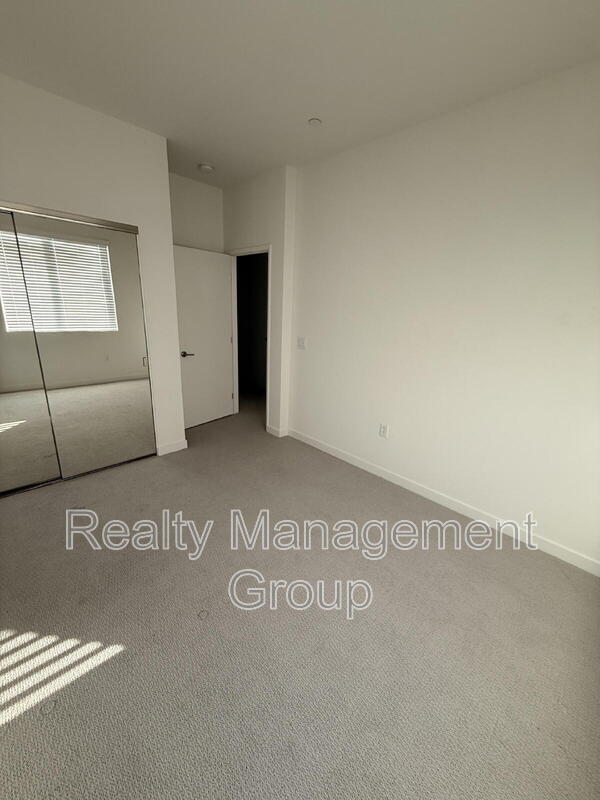 Building Photo - 5480 Shorefront Dr