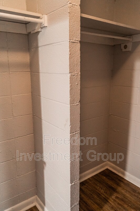Building Photo - 501 Whitecrest Dr
