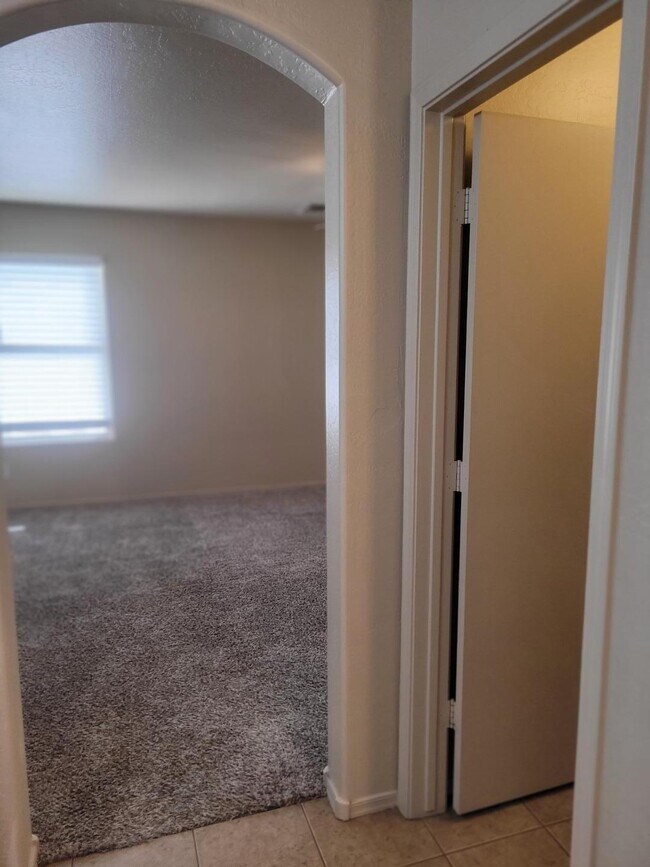 Building Photo - 16377 W Cottonwood St