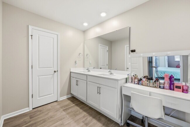 Building Photo - 1160 Fowler Dr
