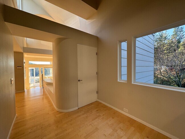 Building Photo - Breathtaking views of Chuckanut Bay!!